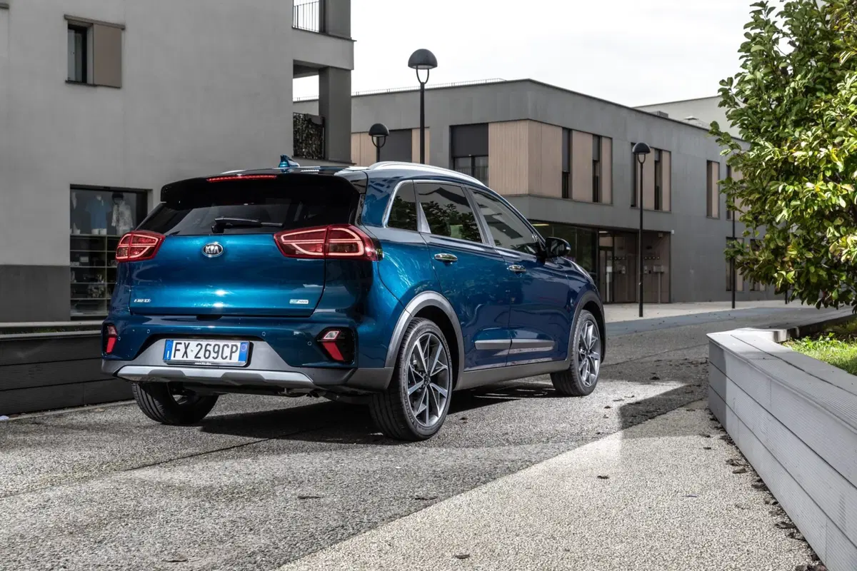 L'auto ibrida che incuriosisce Robert De Niro? Crossover Kia Niro 2019 [Video & Gallery] (3)