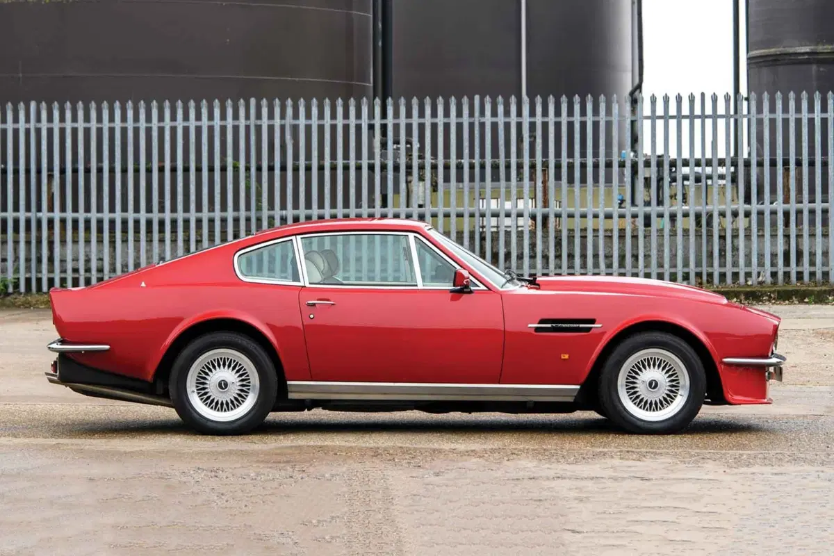Aston Martin V8 Vantage Volante: all’asta un esemplare del 1988 (2)