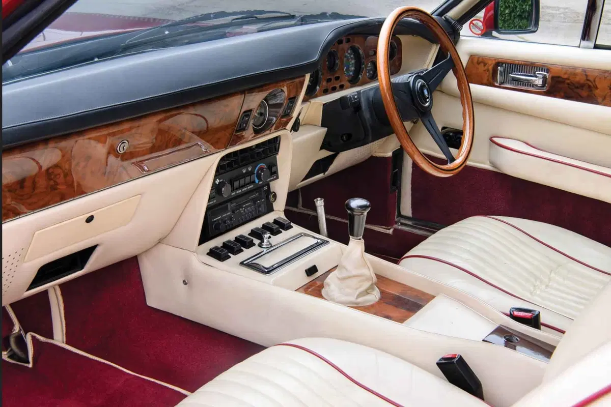 Aston Martin V8 Vantage Volante: all’asta un esemplare del 1988 (4)