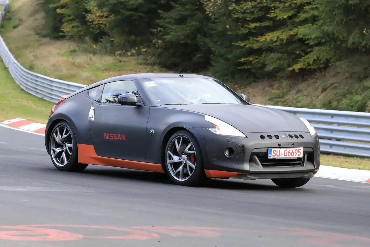 Nissan 370Z: restyling avvistato al Nürburgring [Foto spia] (4)