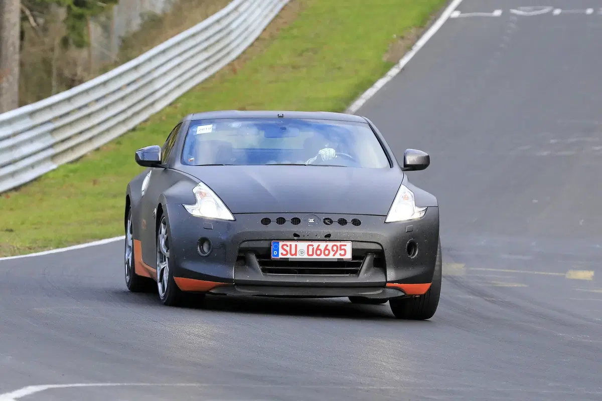 Nissan 370Z: restyling avvistato al Nürburgring [Foto spia] (9)