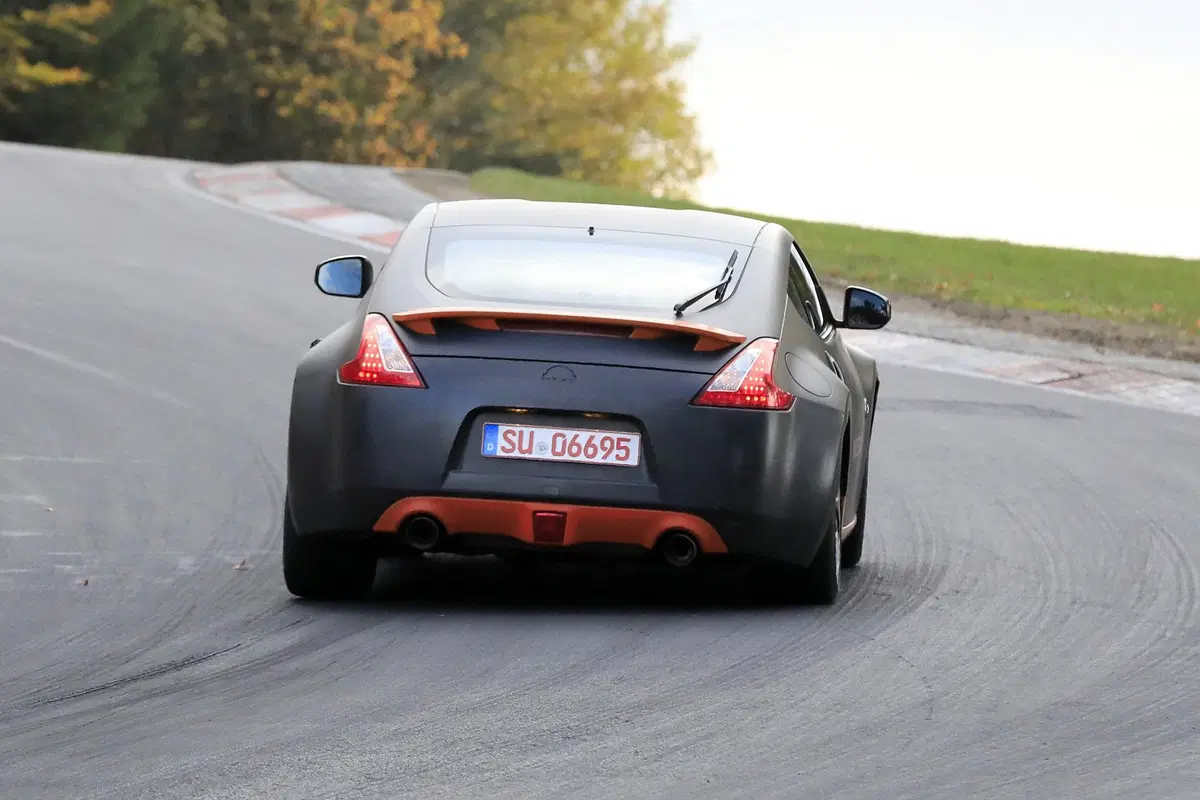Nissan 370Z: restyling avvistato al Nürburgring [Foto spia] (11)