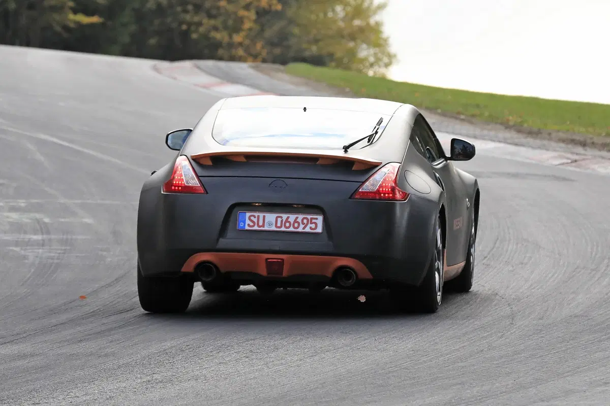Nissan 370Z: restyling avvistato al Nürburgring [Foto spia] (6)