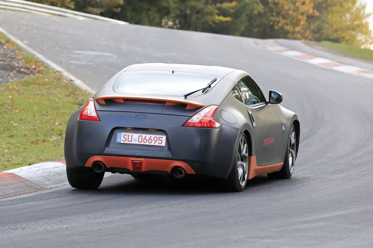 Nissan 370Z: restyling avvistato al Nürburgring [Foto spia] (2)