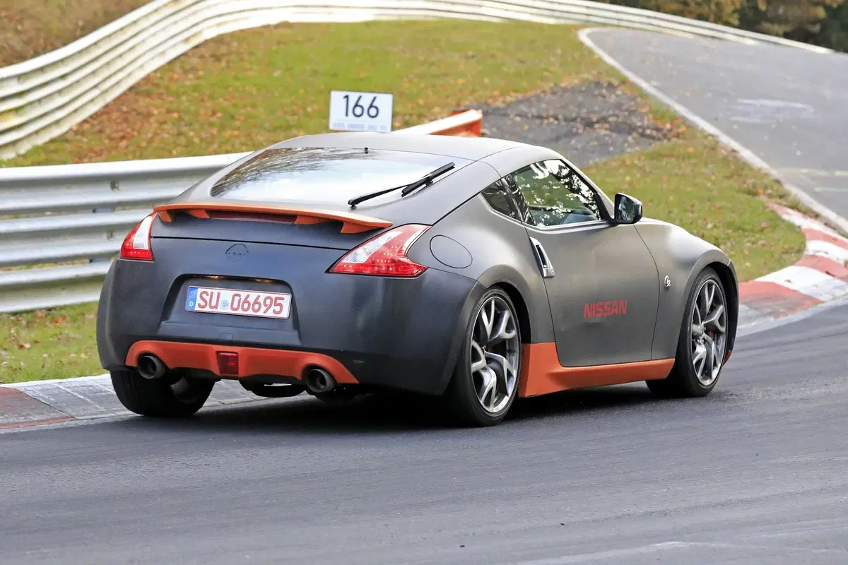 Nissan 370Z: restyling avvistato al Nürburgring [Foto spia] (5)