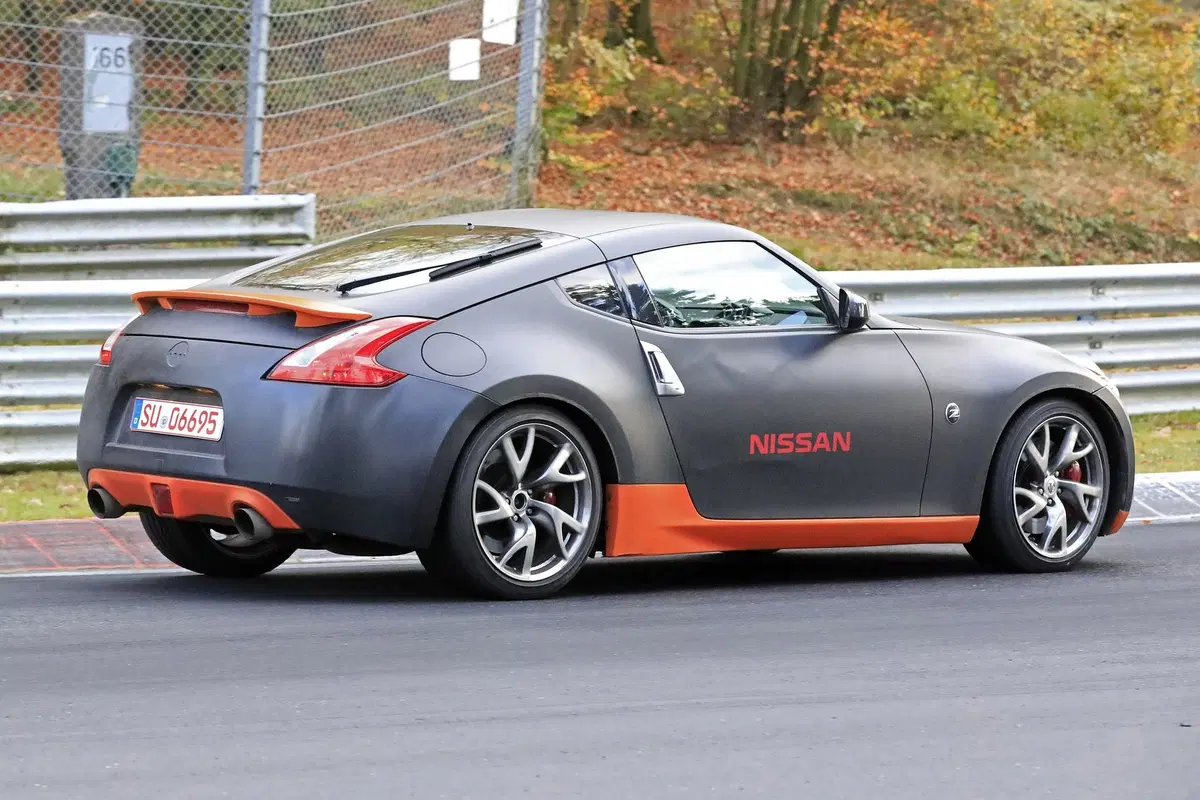 Nissan 370Z: restyling avvistato al Nürburgring [Foto spia] (8)