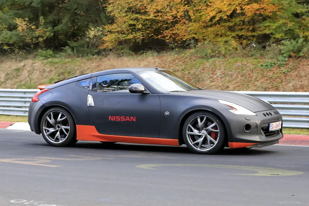 Nissan 370Z: restyling avvistato al Nürburgring [Foto spia] (12)