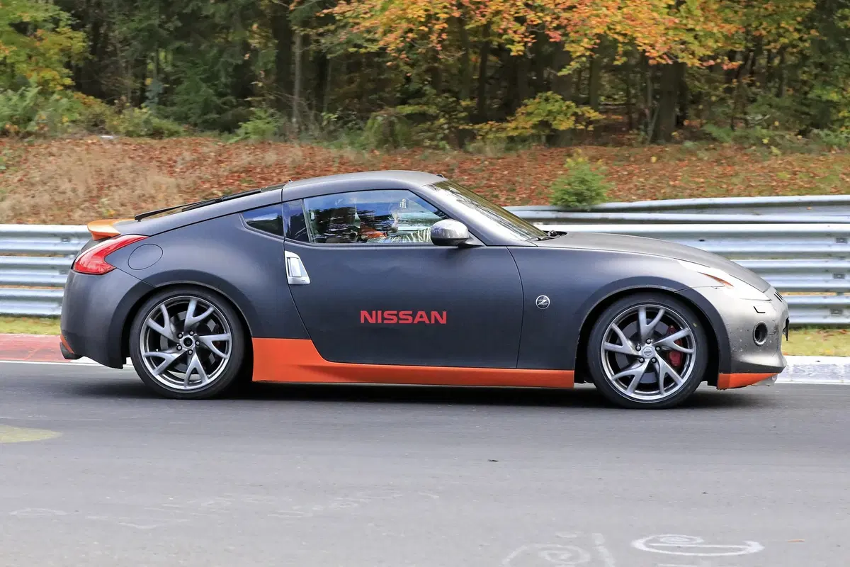 Nissan 370Z: restyling avvistato al Nürburgring [Foto spia] (3)