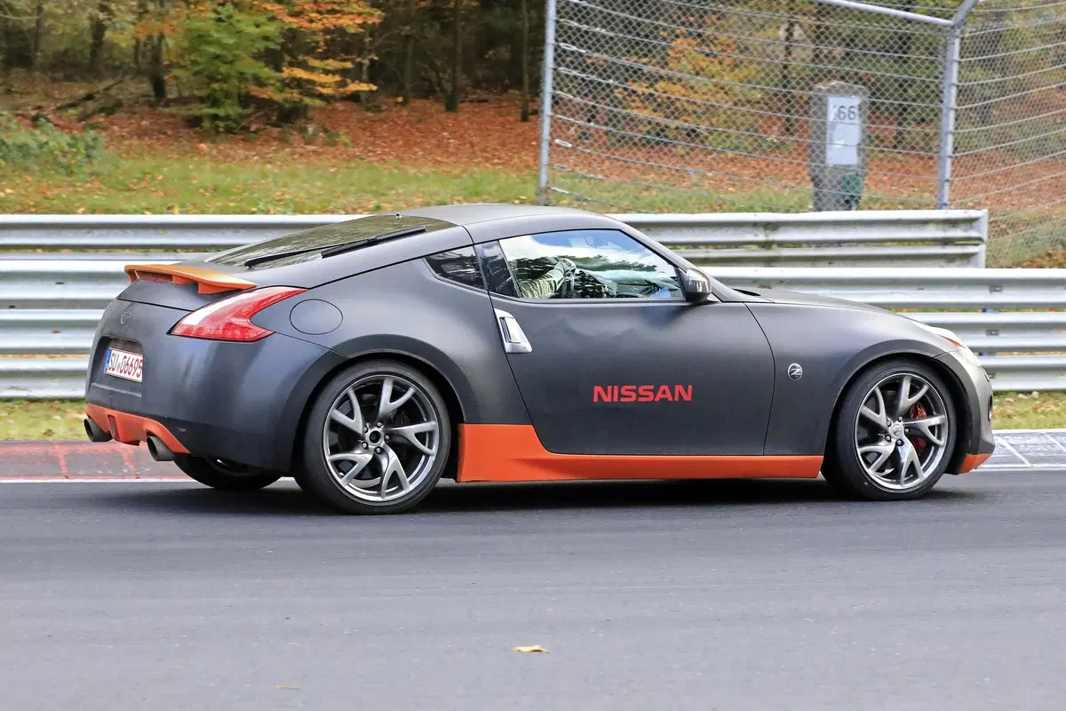 Nissan 370Z: restyling avvistato al Nürburgring [Foto spia] (10)