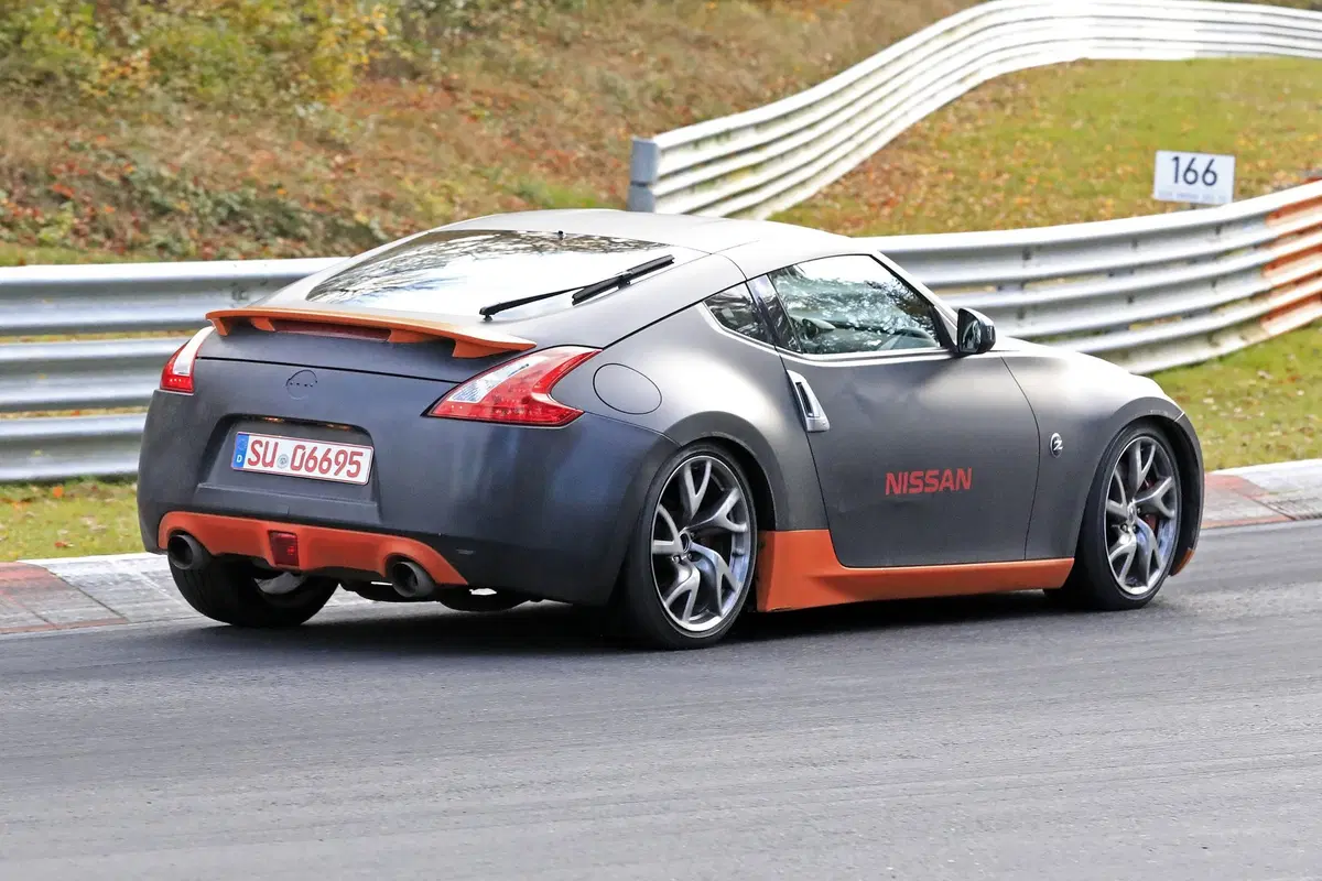 Nissan 370Z: restyling avvistato al Nürburgring [Foto spia] (13)