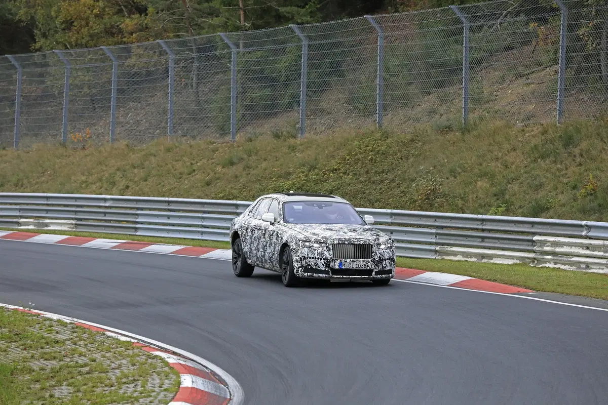 Rolls-Royce Ghost: la nuova generazione al Ring [Foto spia] (8)
