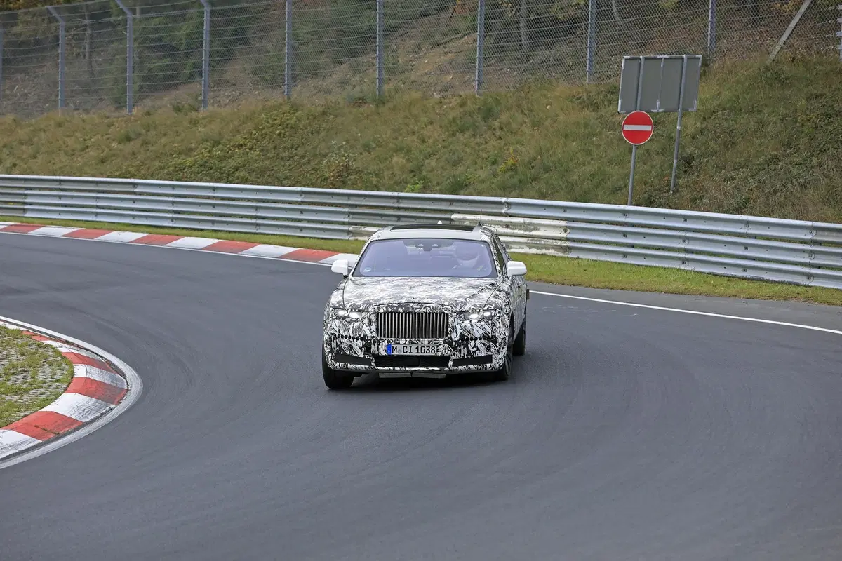 Rolls-Royce Ghost: la nuova generazione al Ring [Foto spia] (10)