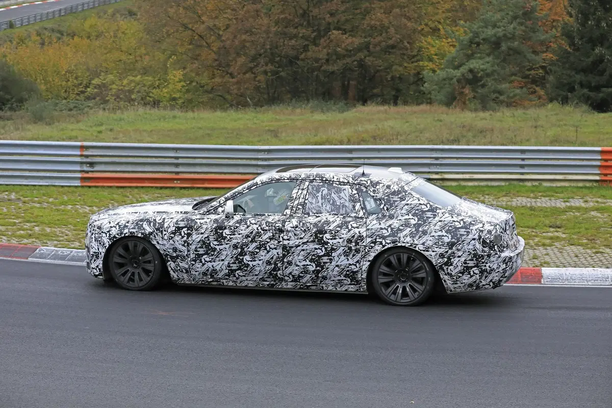Rolls-Royce Ghost: la nuova generazione al Ring [Foto spia] (12)