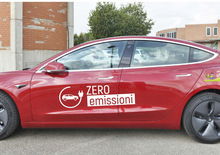 Fare la patente in autoscuola su una Tesla? A Siena si fa pratica con la Model 3