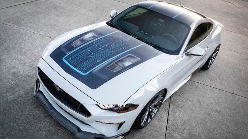Ford svela la nuova Mustang Lithium: muscle-car elettrica con 800 V, 900 CV e il cambio! (manuale)