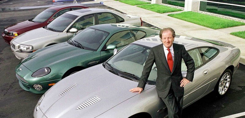 Esempi di aggregazioni poco riuscite: il Premier Automotive Group di Ford nato nel 1999 che riuniva i marchi Lincoln, Mercury, Aston Martin, Jaguar, Land Rover e Volvo. Le vendite non decollarono mai e dal 2002 fu progressivamente smantellato e i marchi europei ceduti. Nella foto il presidente del PAG Wolfgang Reitzle con i modelli del 2000