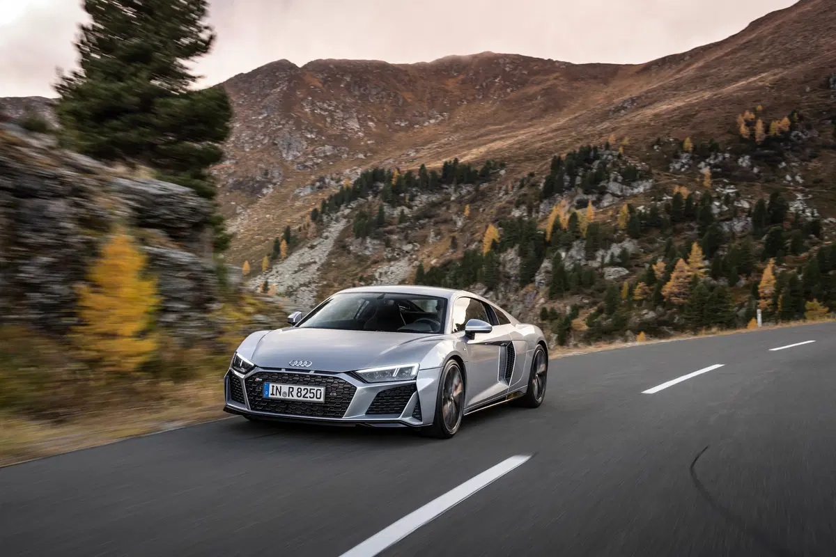 Audi R8 LMS GT4 e R8 V10 RWD, i restyling  (3)