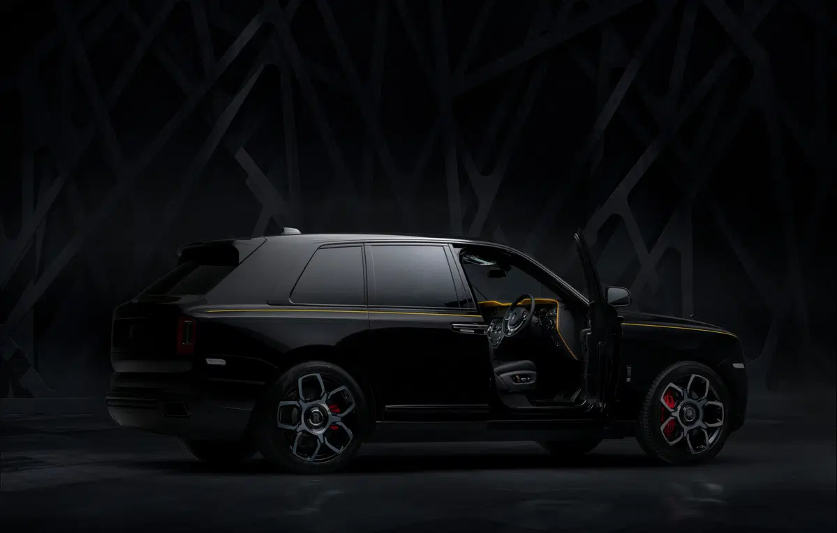 Rolls-Royce Cullinan Black Badge, look total black per il SUV di lusso (4)