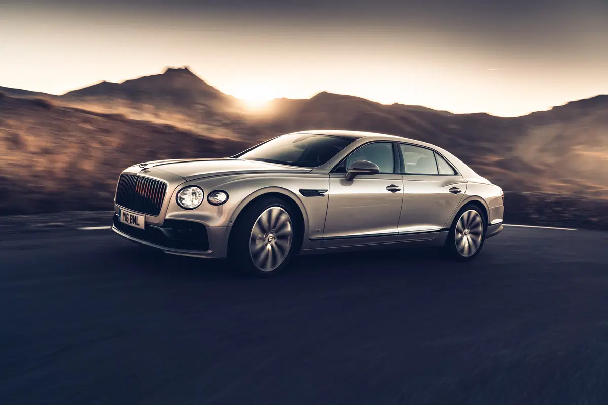 Bentley Flying Spur 2019: foto e dati della nuova limousine inglese (19)