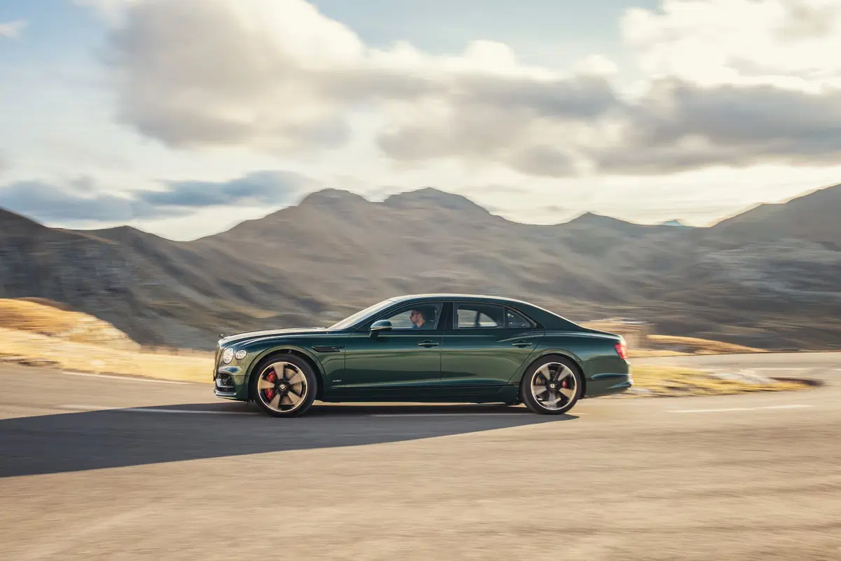 Bentley Flying Spur 2019: foto e dati della nuova limousine inglese (24)