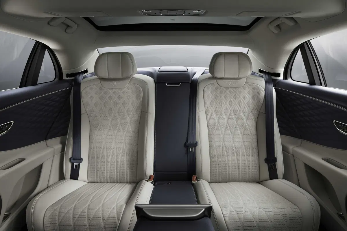 Bentley Flying Spur 2019: foto e dati della nuova limousine inglese (28)
