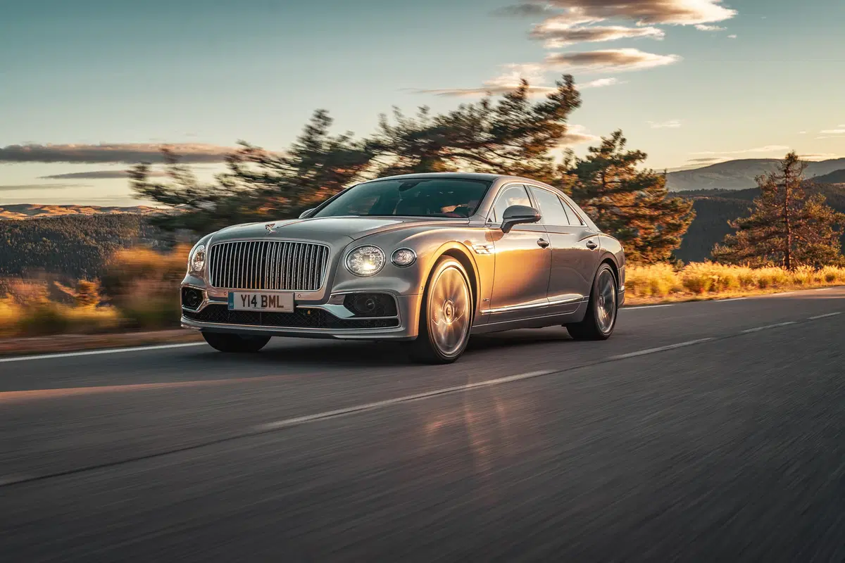 Bentley Flying Spur 2019: foto e dati della nuova limousine inglese (3)