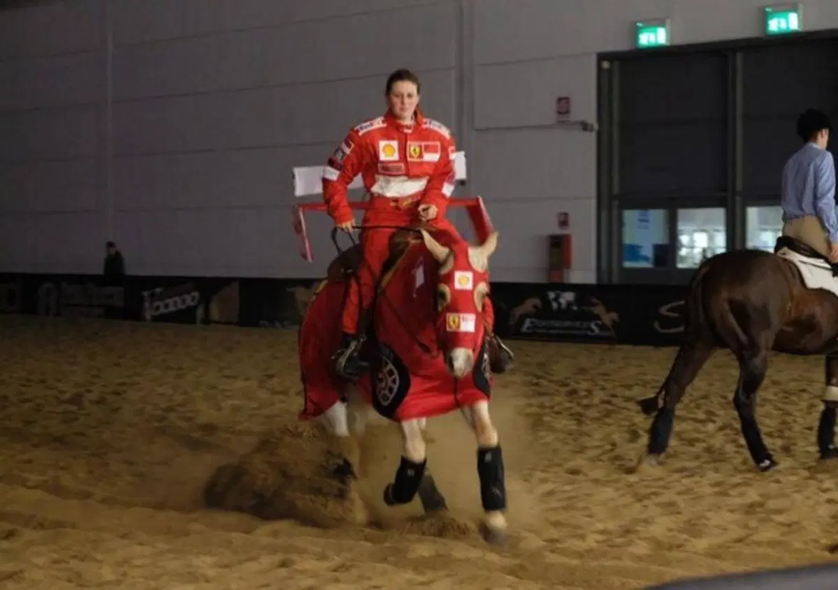 Gina Schumacher, l'esibizione a cavallo dedicata a pap&agrave; Michael