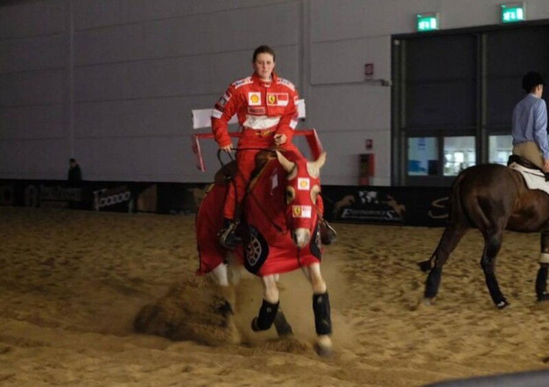 Gina Schumacher, l&#039;esibizione a cavallo dedicata a pap&agrave; Michael