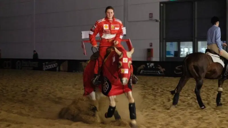 Gina Schumacher, l'esibizione a cavallo dedicata a pap&agrave; Michael