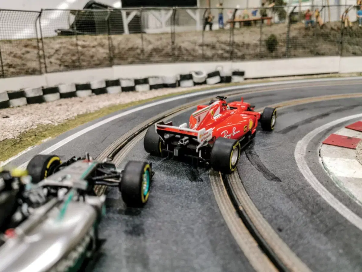 Formula 1: la pista elettrica ufficiale di slot cars da mettere in casa (4)