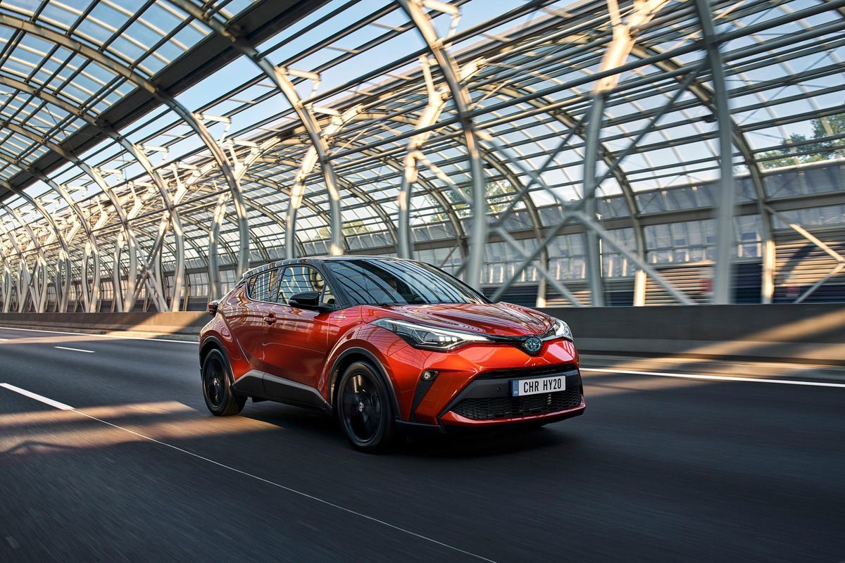 Toyota C-HR (2024)  PROVA della FULL HYBRID: meglio 1.8L o 2.0L? 