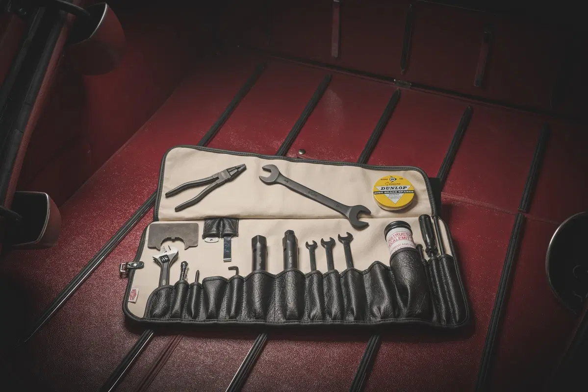 Jaguar ripropone il toolkit originale per la E-Type (2)