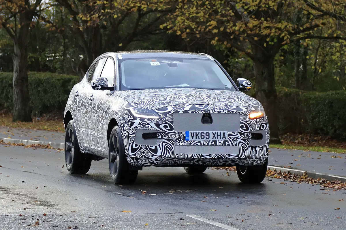 Jaguar E-Pace restyling, le foto spia (2)