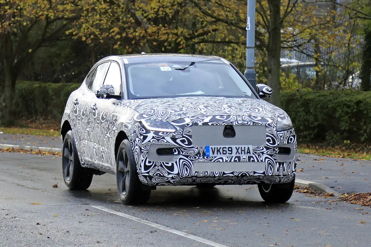 Jaguar E-Pace restyling, le foto spia (3)