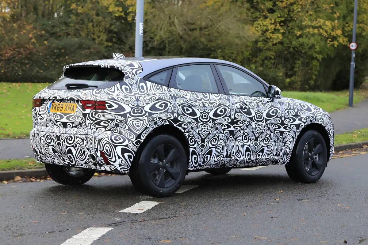 Jaguar E-Pace restyling, le foto spia (4)