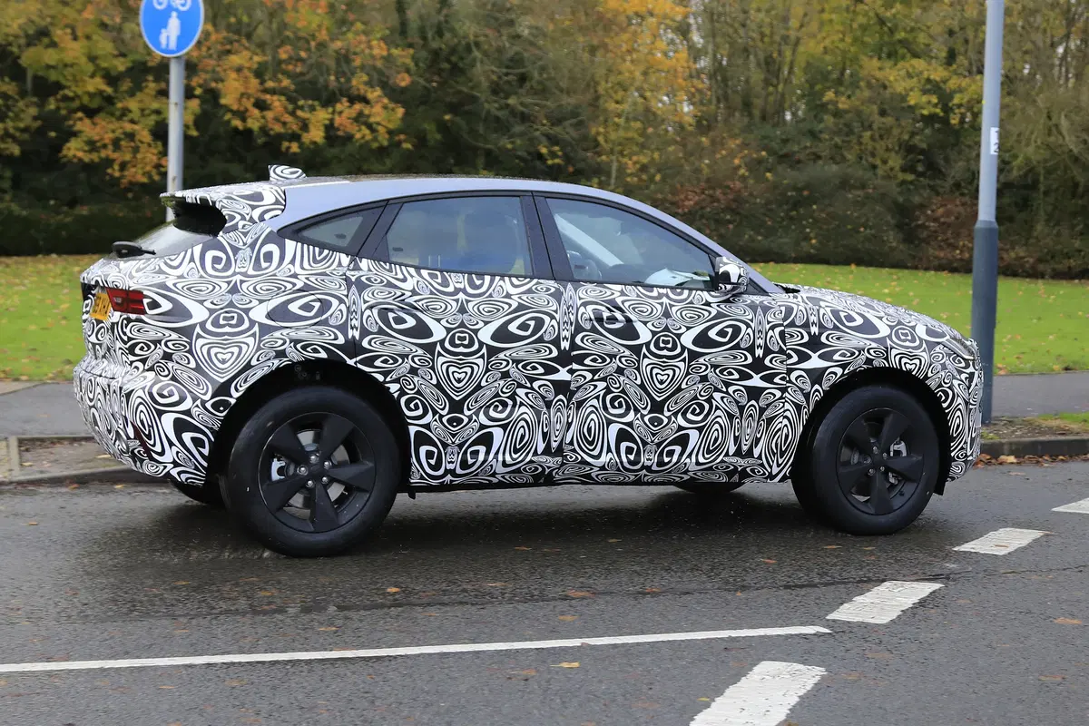 Jaguar E-Pace restyling, le foto spia (6)