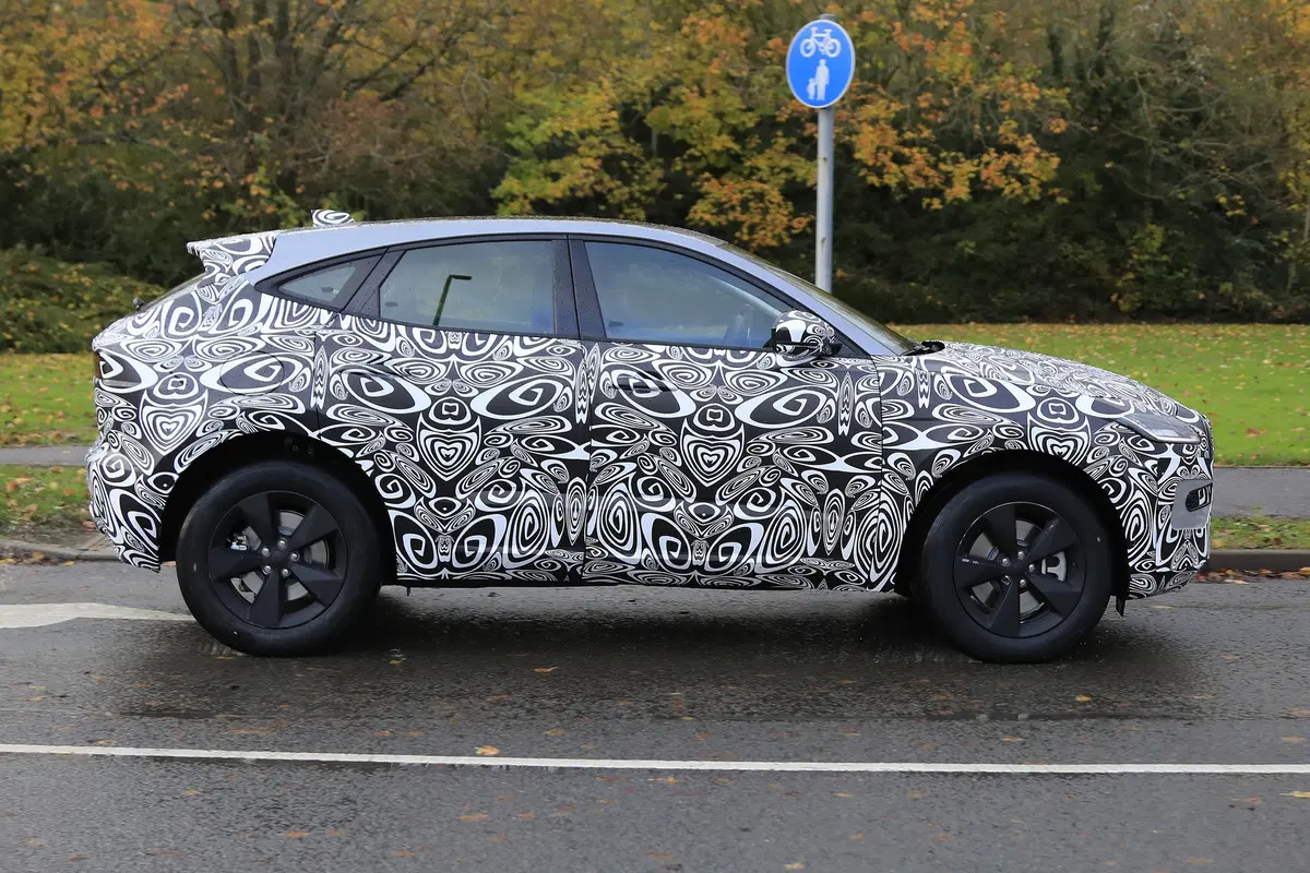 Jaguar E-Pace restyling, le foto spia (5)