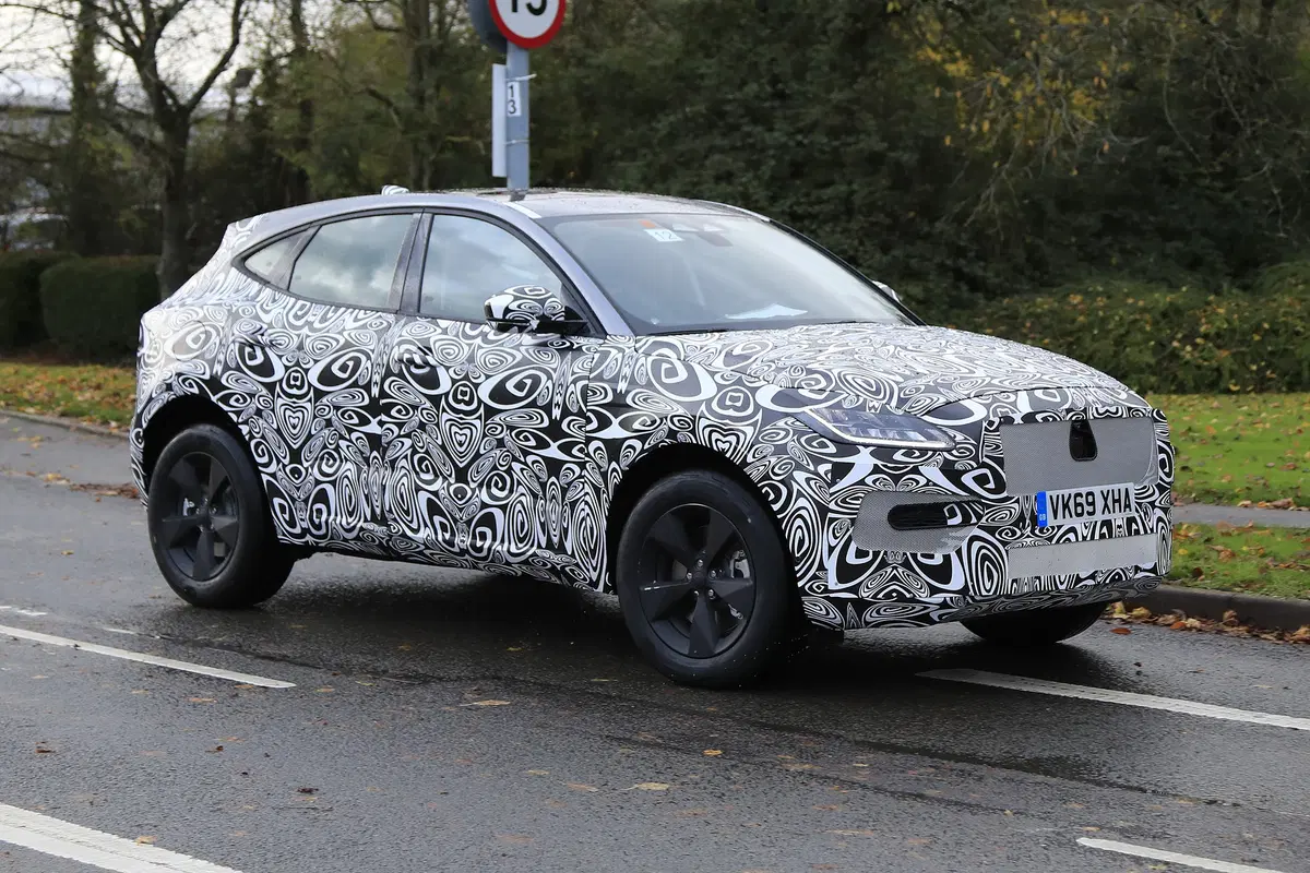 Jaguar E-Pace restyling, le foto spia (8)