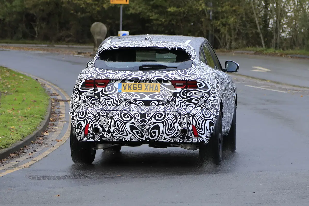 Jaguar E-Pace restyling, le foto spia (9)