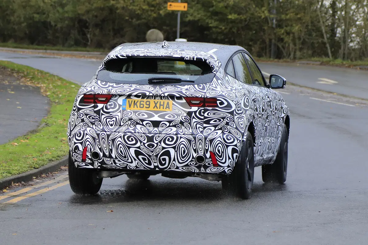 Jaguar E-Pace restyling, le foto spia (11)