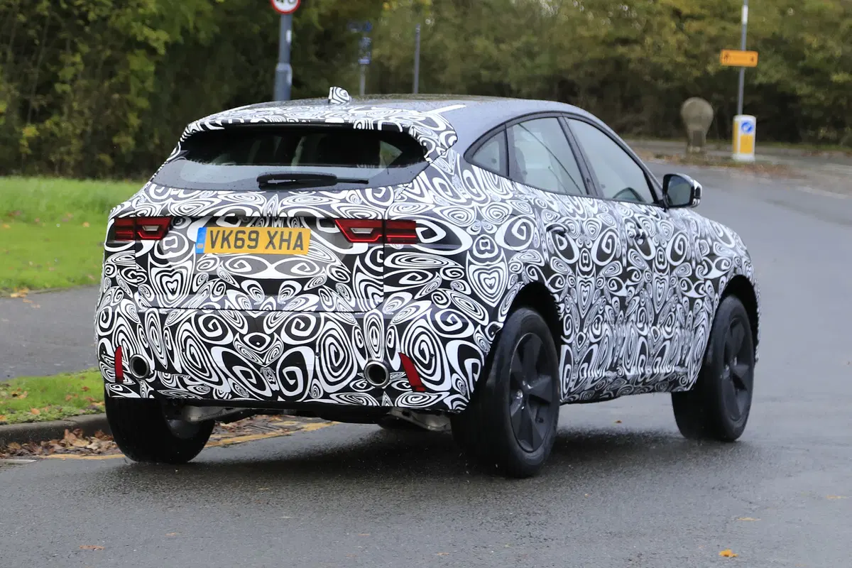 Jaguar E-Pace restyling, le foto spia (10)