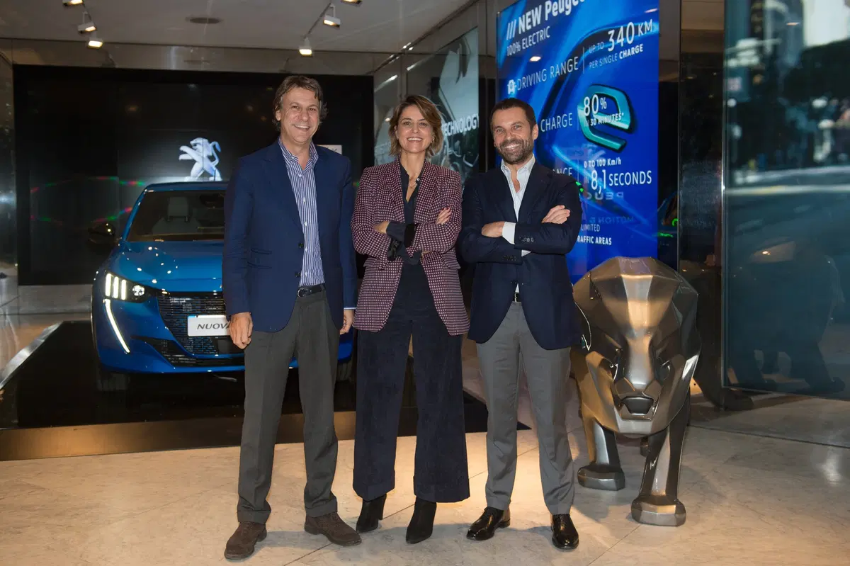Mobilit&agrave; elettrica diffusa, Partono da Milano i dilemmi: Peugeot 208 apripista