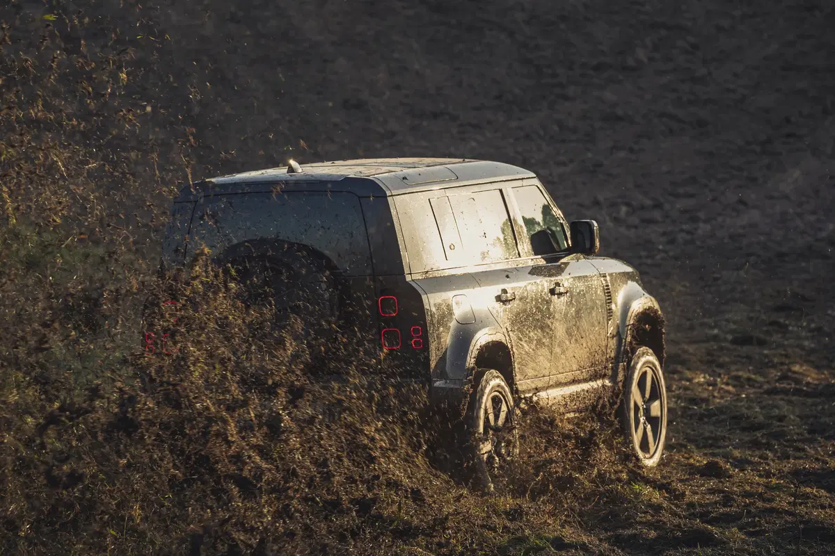 Land Rover Defender: apparirà nel prossimo film di James Bond "No Time to Die" (3)