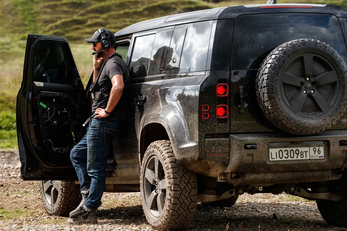 Land Rover Defender: apparirà nel prossimo film di James Bond "No Time to Die" (4)