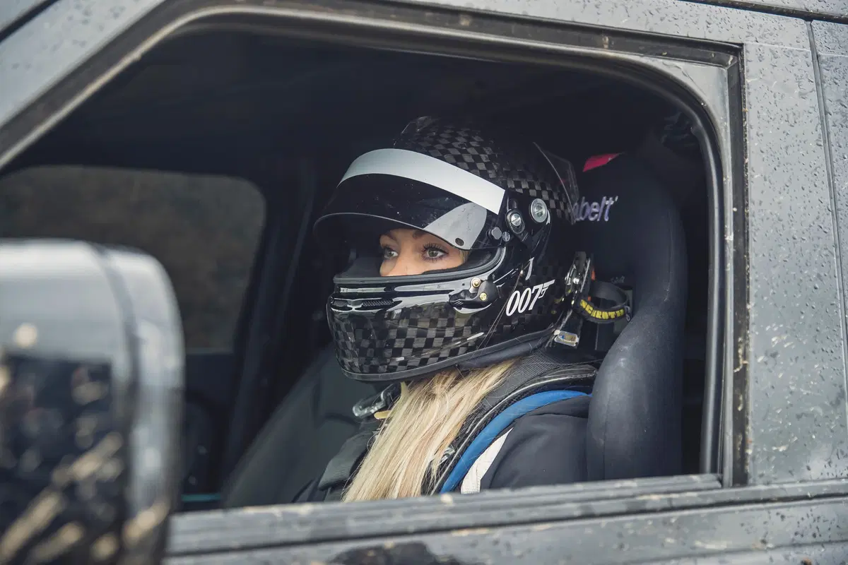Land Rover Defender: apparirà nel prossimo film di James Bond "No Time to Die" (5)