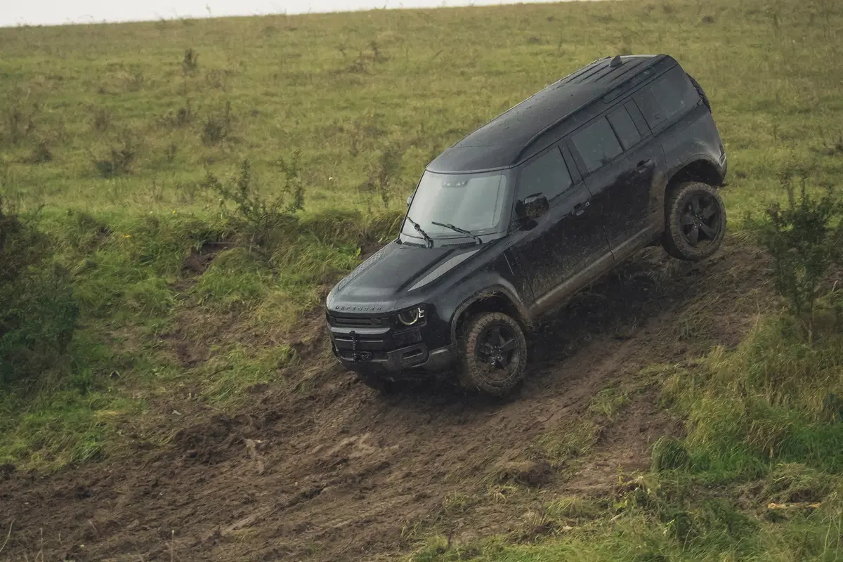 Land Rover Defender: apparirà nel prossimo film di James Bond "No Time to Die" (2)