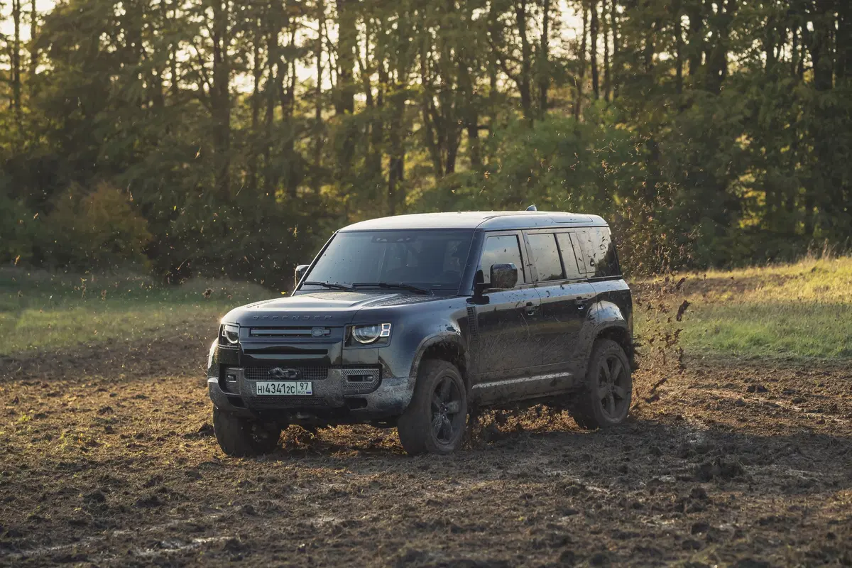 Land Rover Defender: apparirà nel prossimo film di James Bond "No Time to Die"