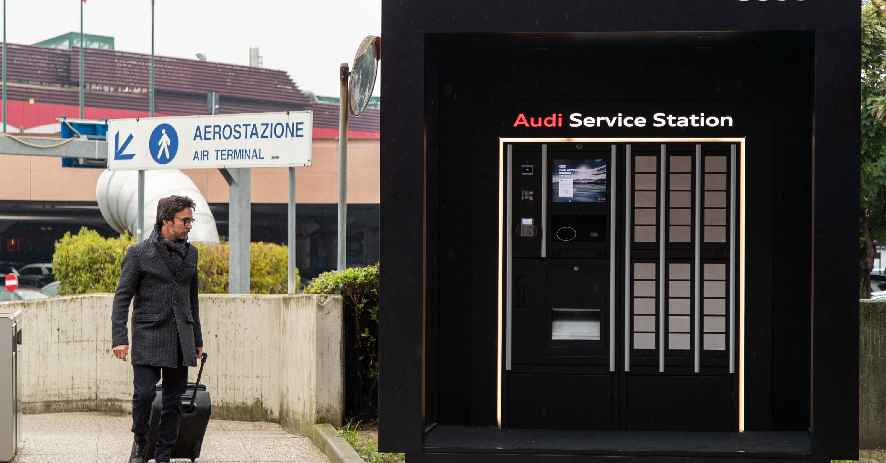 Manutenzioni e tagliandi mentre si viaggia in aereo: Audi Service Station in aeroporto a Bologna