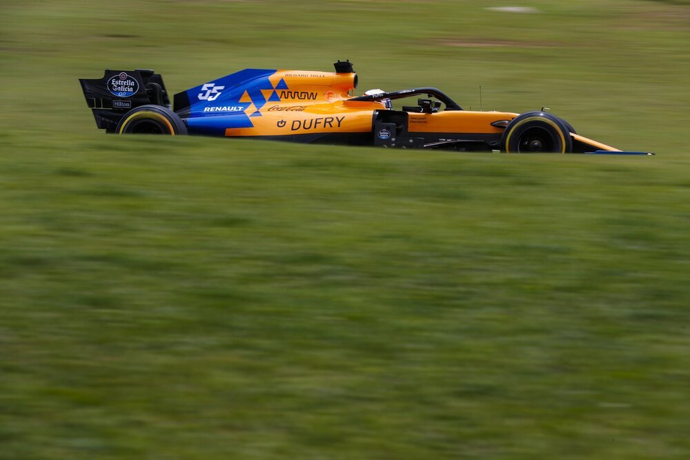 Problemi per Sainz nella Q1: lo spagnolo della McLaren partir&agrave; dal fondo dello schieramento