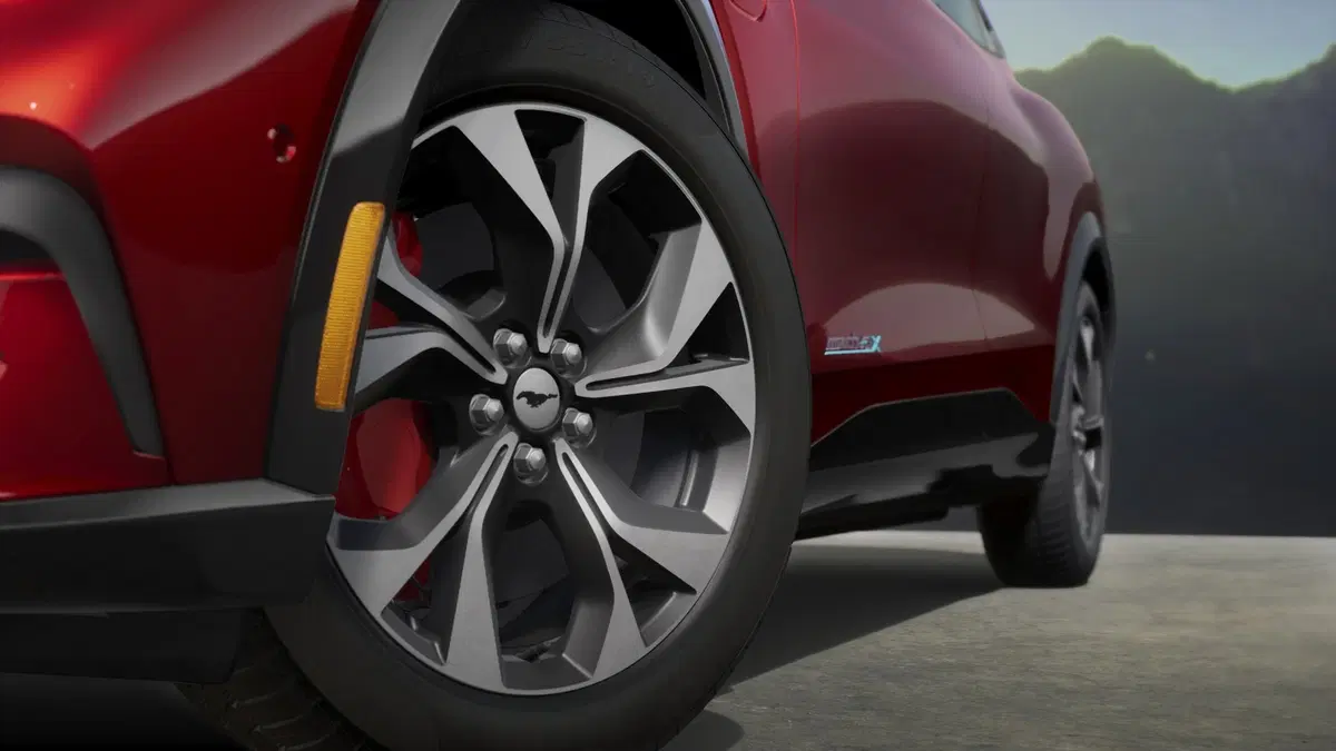 Ford Mustang Mach-E: foto e dati del nuovo SUV elettrico sportivo (4)